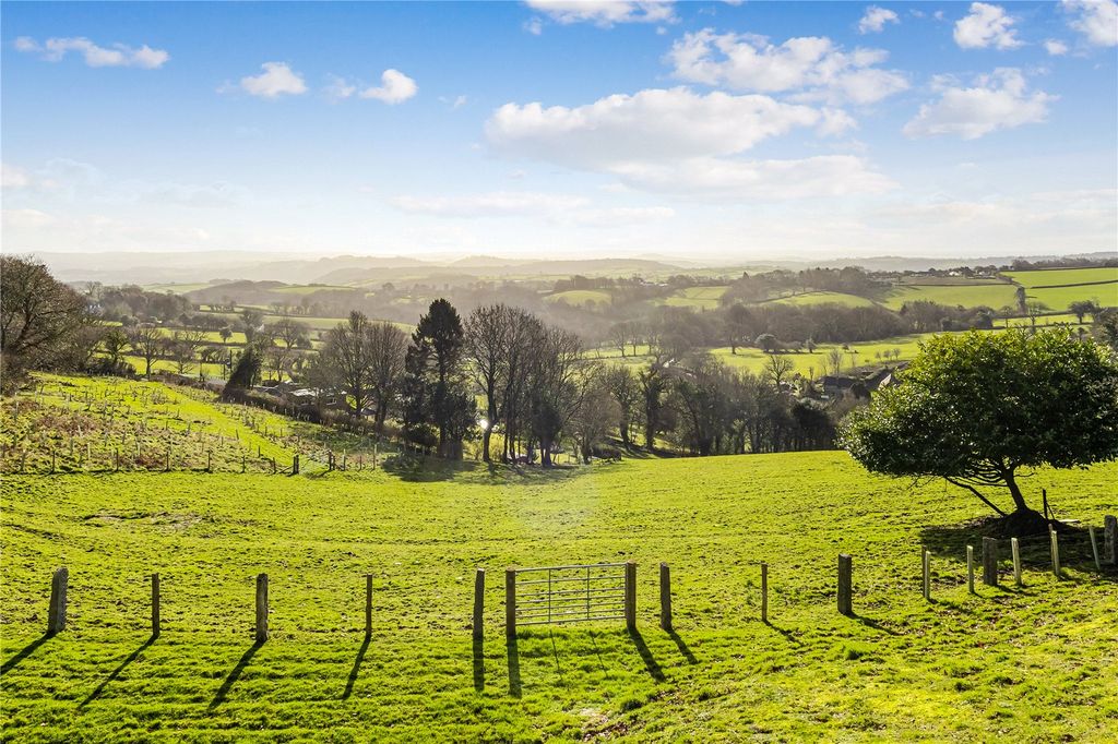 Property photo 2 of 33 Rear Gardens