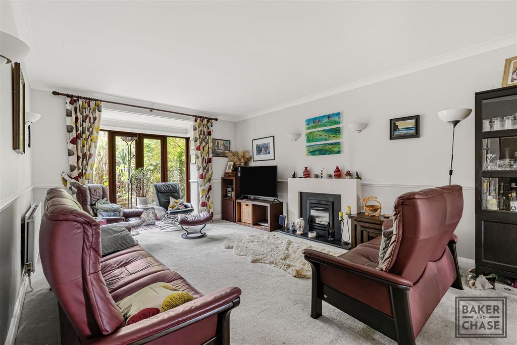 Property photo 3 of 29 Dual Aspect Through Lounge