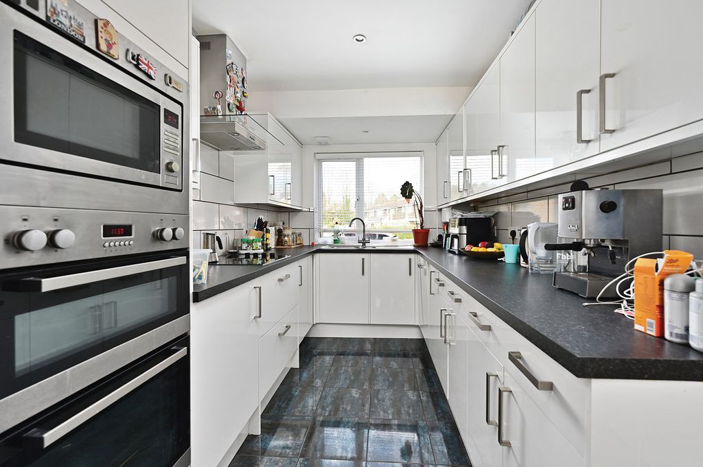 Property photo 2 of 11 Kitchen