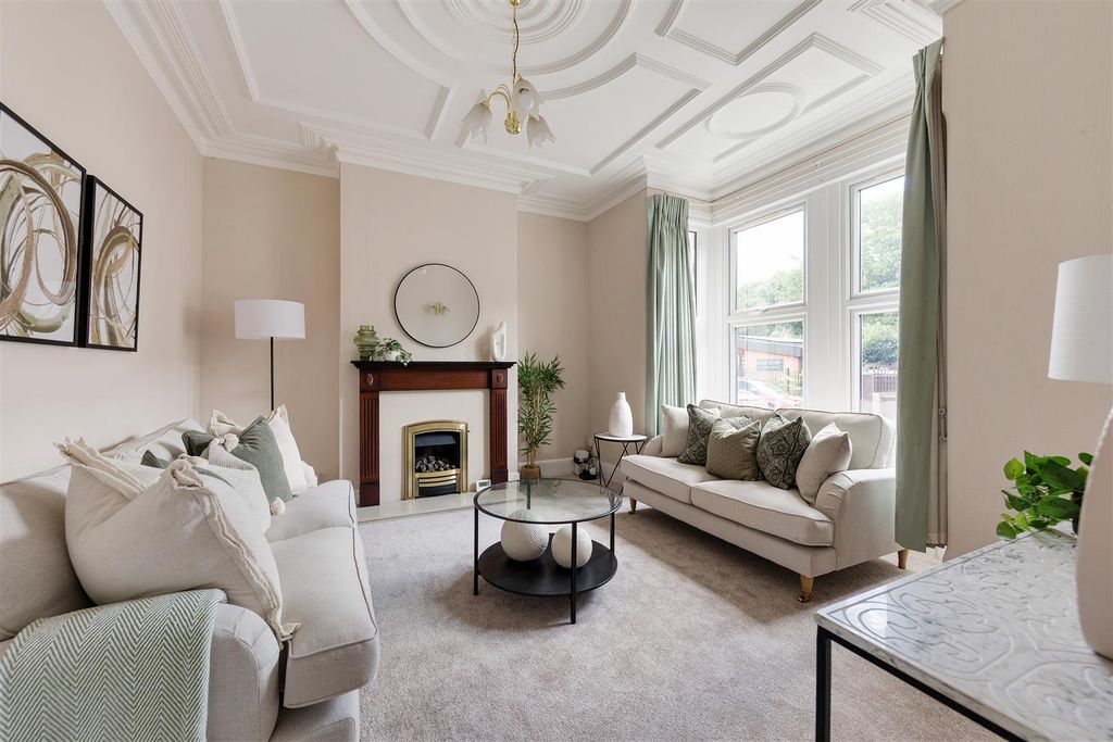 Property photo 2 of 35 Vincent Road, E4