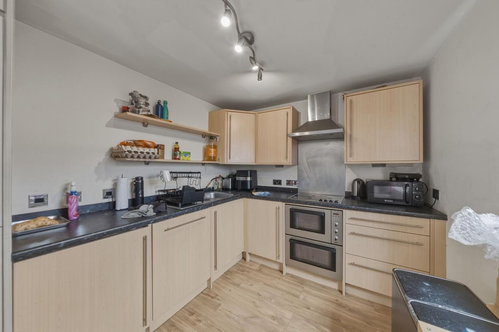 Property photo 3 of 11 Kitchen