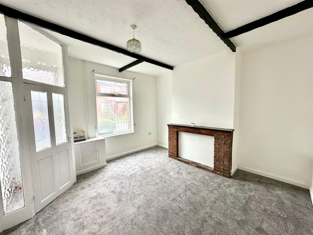 Property photo 3 of 11 Lounge