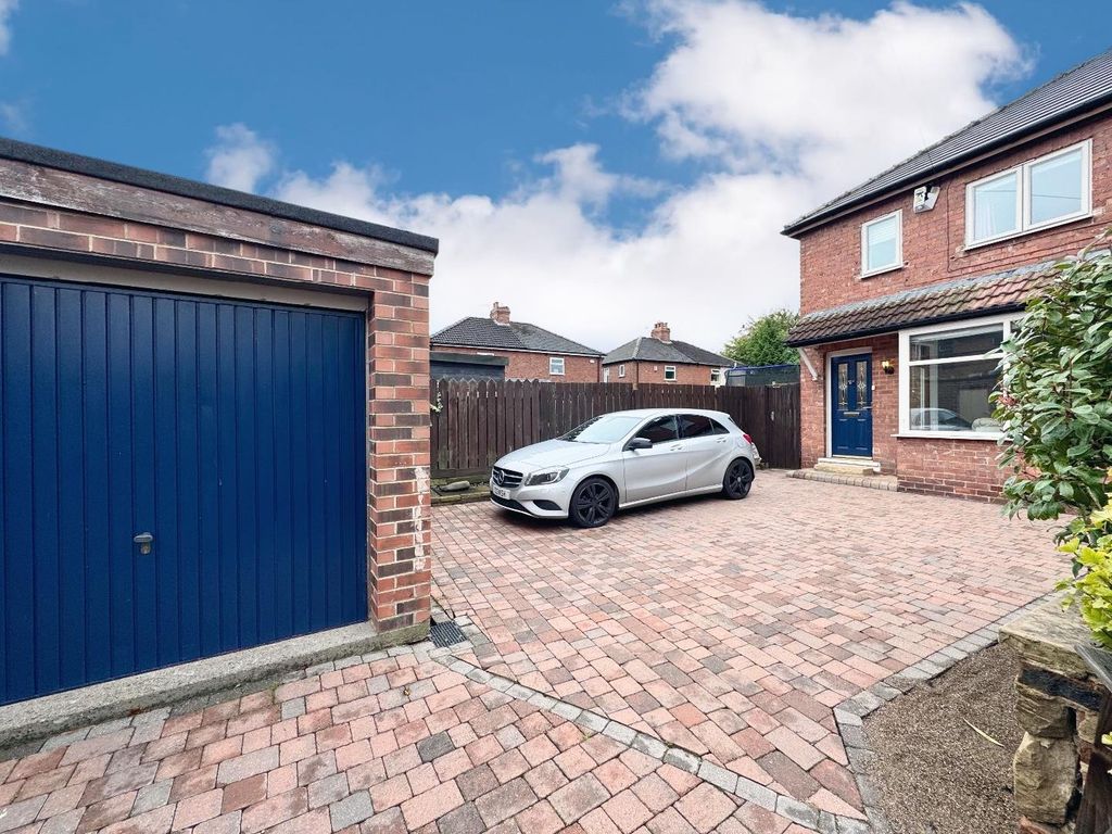 Property photo 1 of 10 External