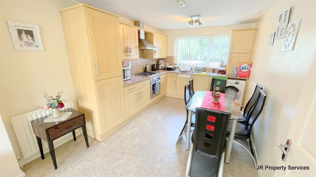 Property photo 3 of 7 Kitchen/Dining Room