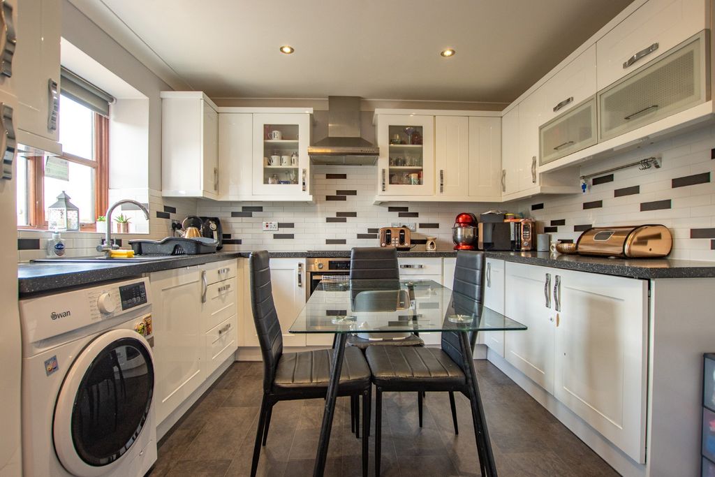 Property photo 2 of 17 4210224