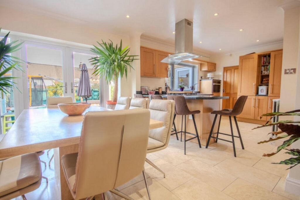 Property photo 2 of 31