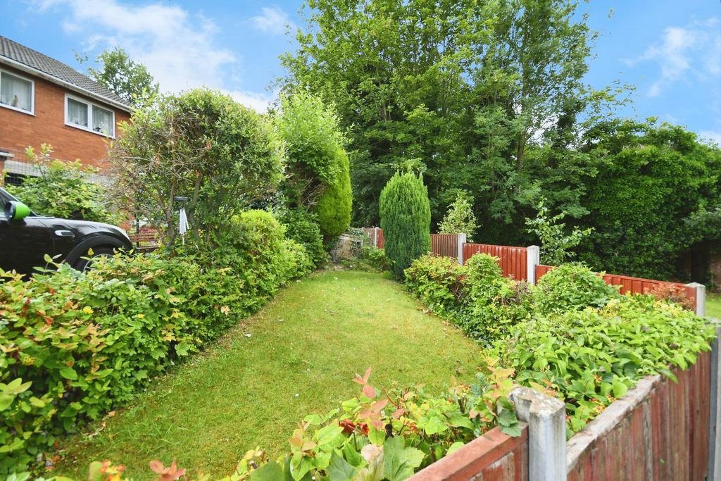 Property photo 2 of 16 Garden 01.Jpg