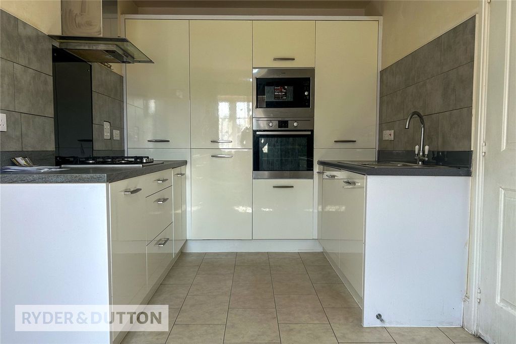 Property photo 3 of 18 Kitchen