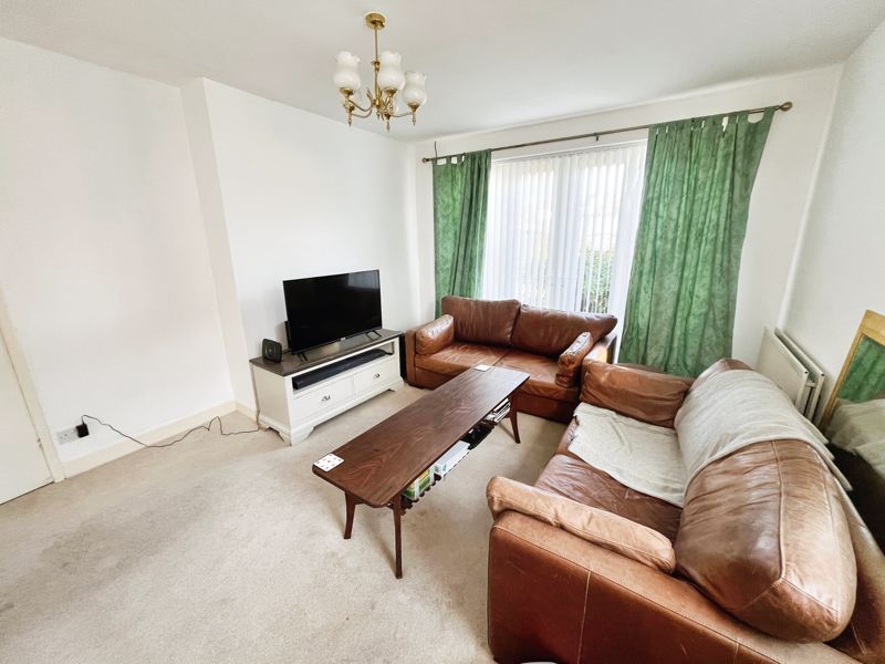 Property photo 3 of 11 Lounge