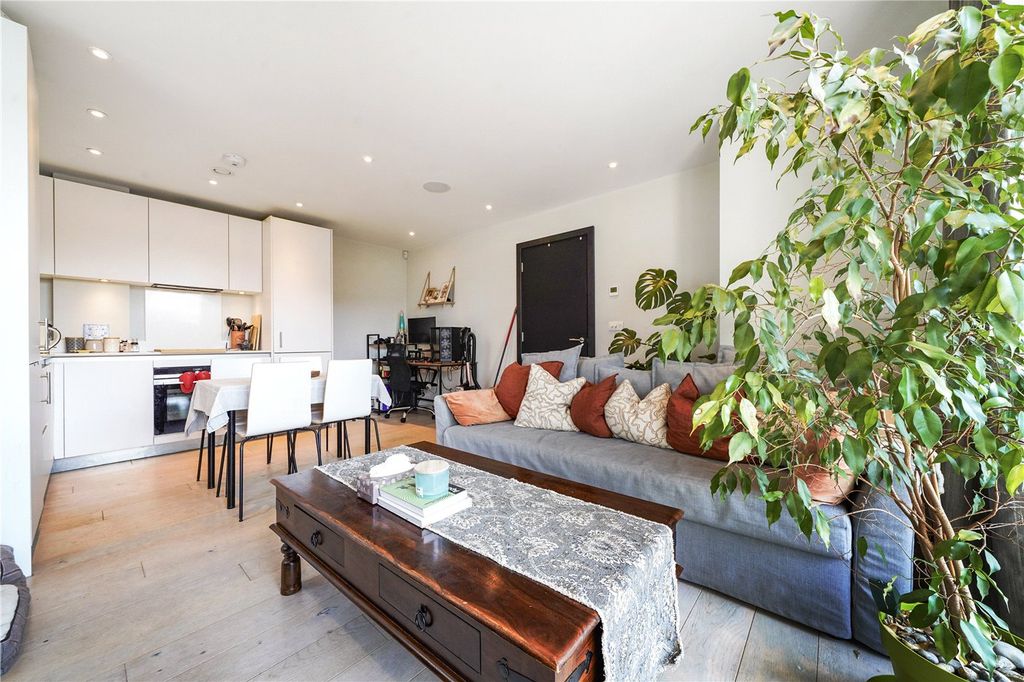 Property photo 1 of 11 Living/ Dining Room