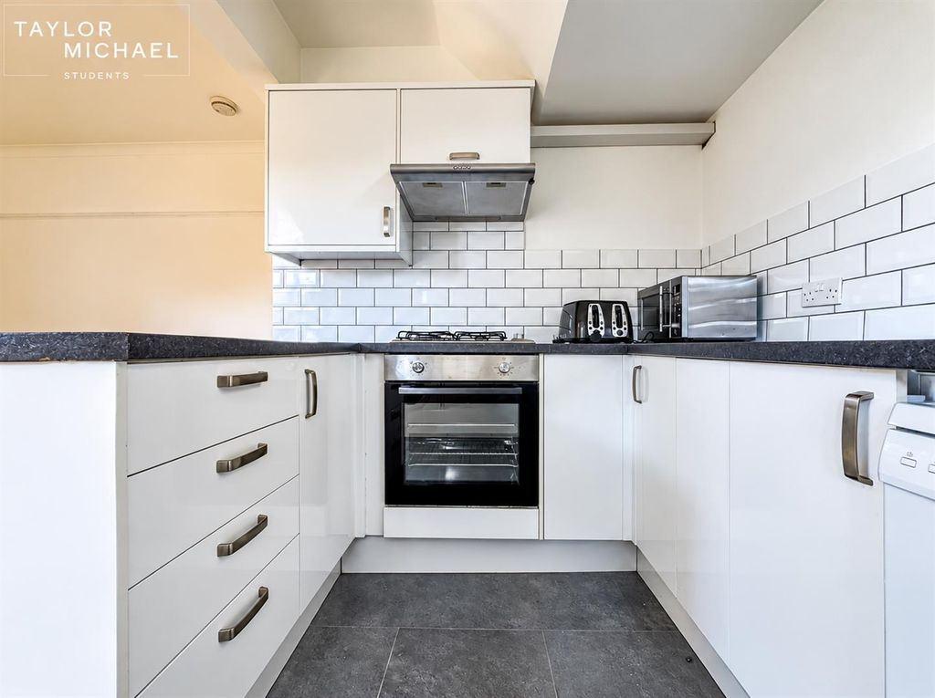 Property photo 1 of 17 Kitchen