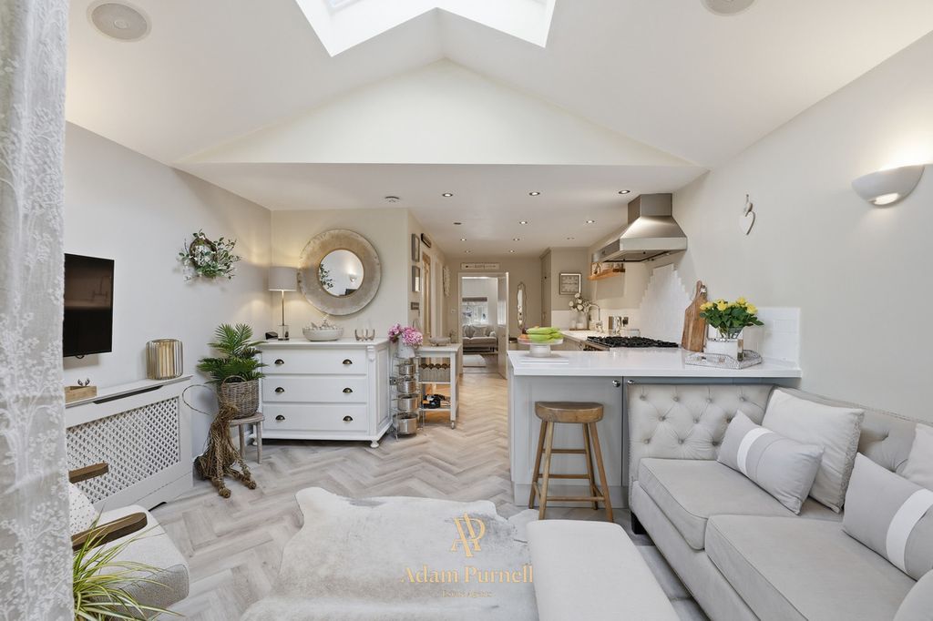 Property photo 2 of 34