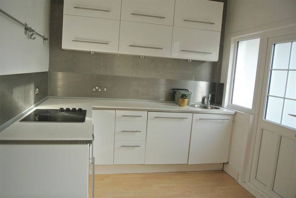 Property photo 3 of 8 Kitchen 2.Jpg