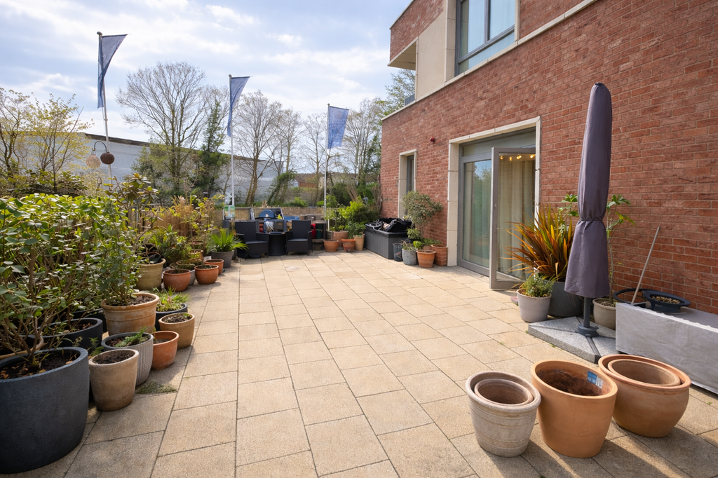 Property photo 3 of 10 Outside Space