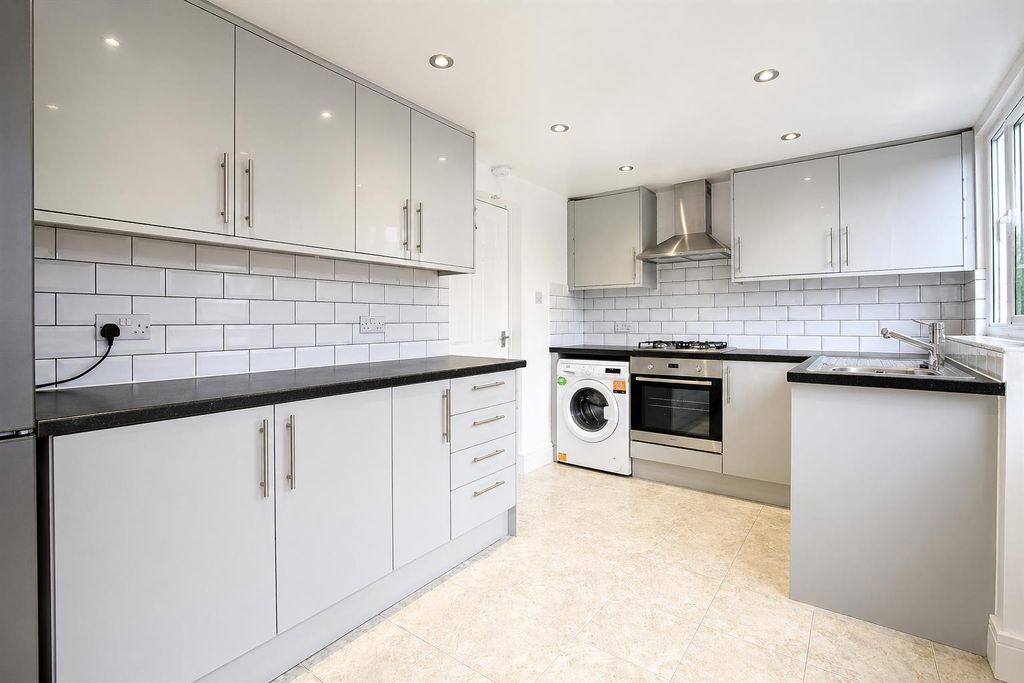 Property photo 2 of 9 Kitchen