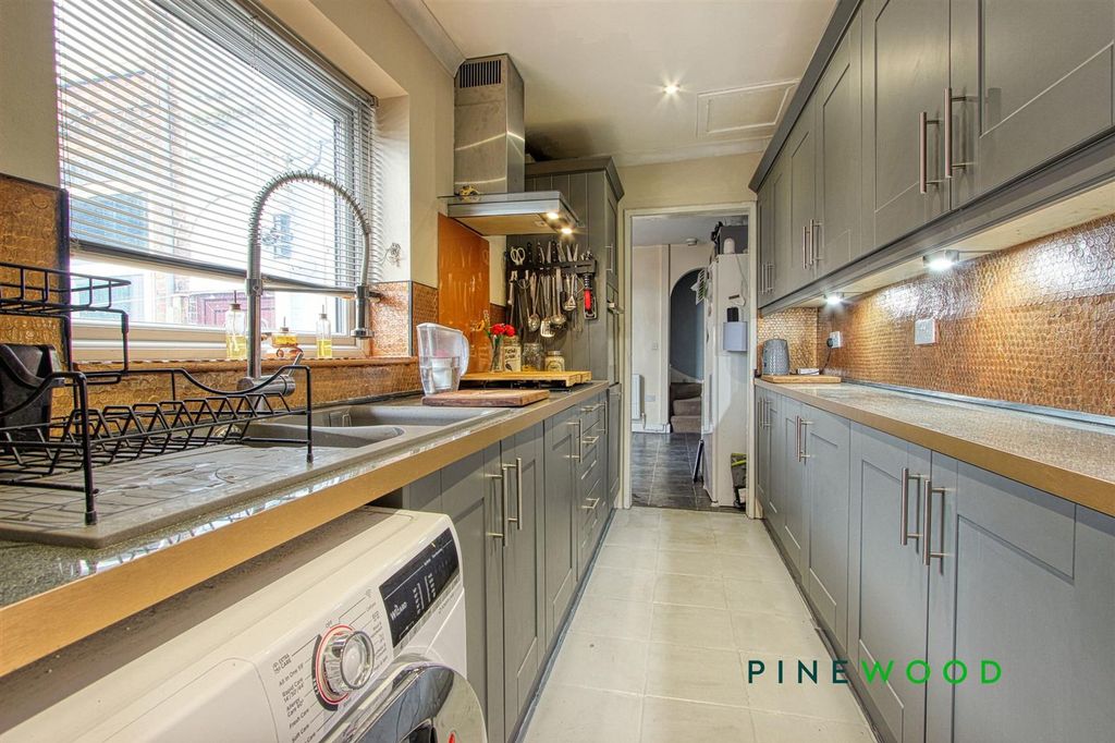 Property photo 3 of 19 Kitchen