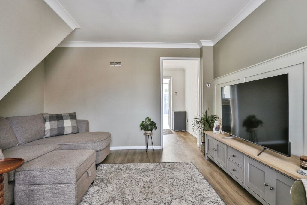Property photo 2 of 16 Lounge