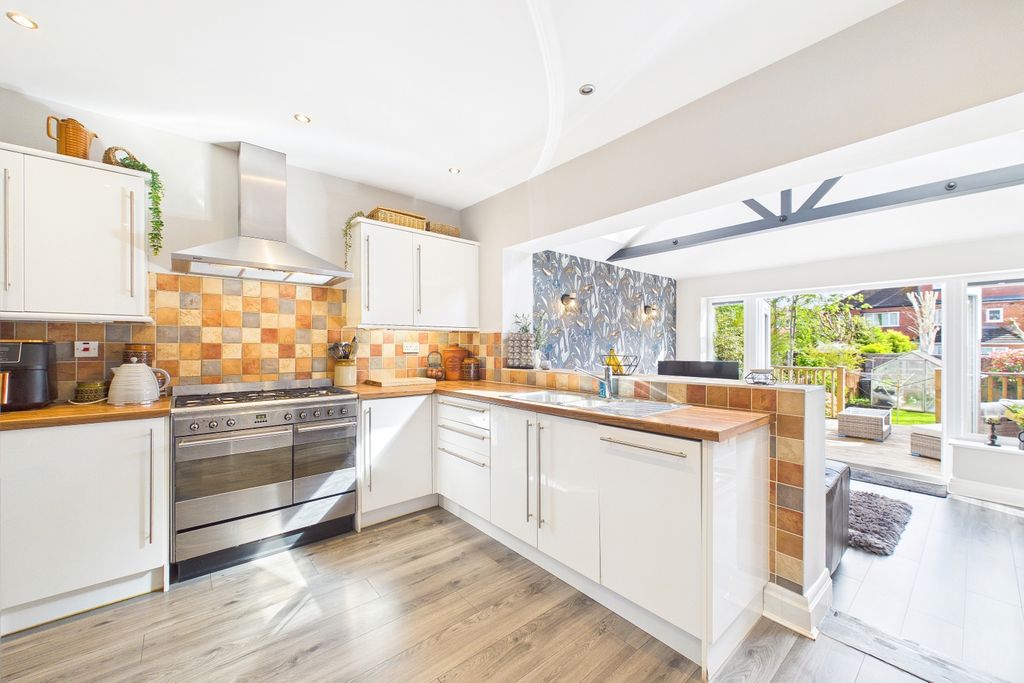 Property photo 3 of 18 Cam02279G0-Pr0078-Still004