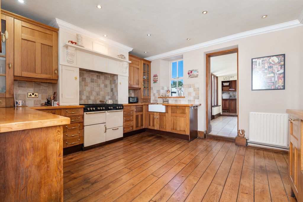 Property photo 3 of 28