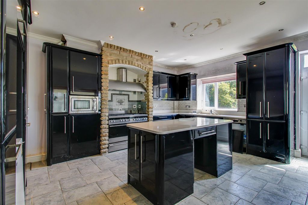 Property photo 3 of 19 Kitchen Breakfast Room