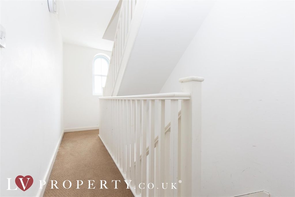 Property photo 3 of 9 N8.Jpg