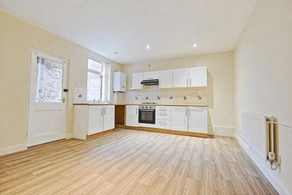 Property photo 3 of 7 Modern Kitchen-Lounge With Light Wooden Flooring.P