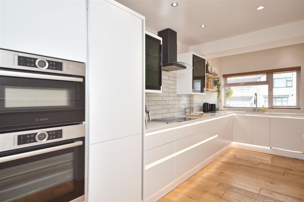 Property photo 3 of 19 Kitchen
