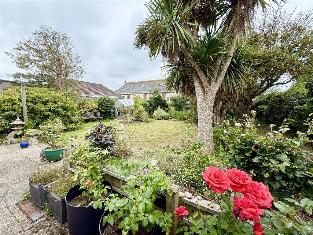 Property photo 2 of 17 Garden