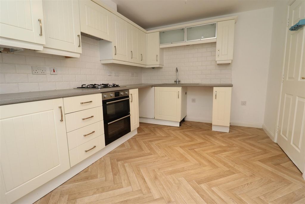 Property photo 2 of 17 Kitchen