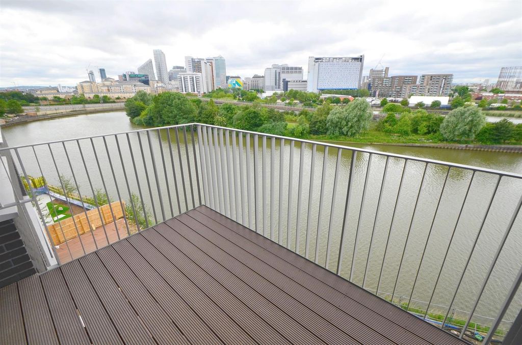 Property photo 2 of 12 Kent Building