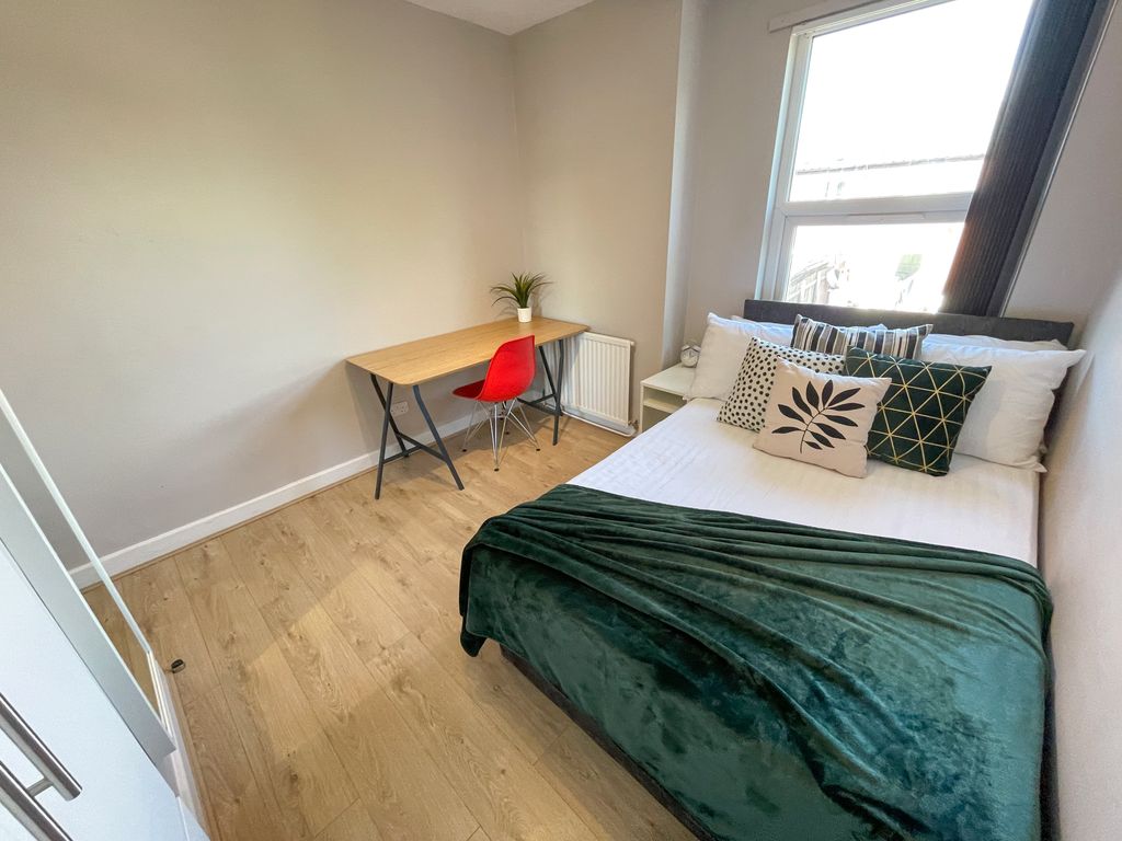 Property photo 1 of 11 10 Cotswold(5)