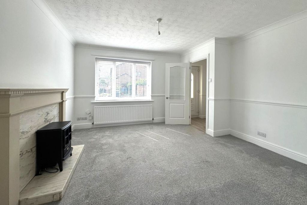 Property photo 3 of 17 2 Living Room