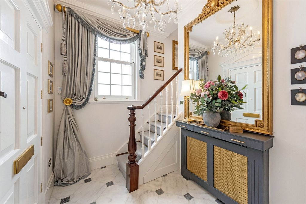 Property photo 3 of 32 Entrance Hall