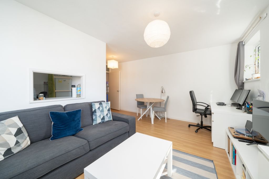 Property photo 3 of 8 Mytton House 14 (...