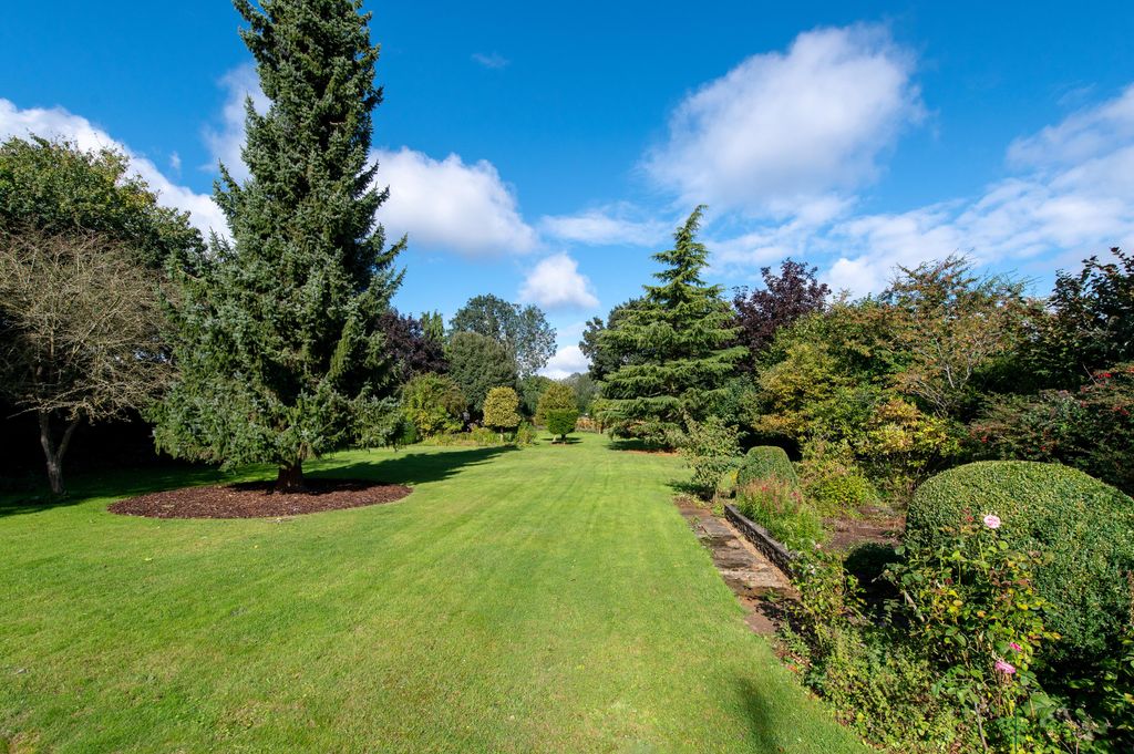 Property photo 2 of 28 Image