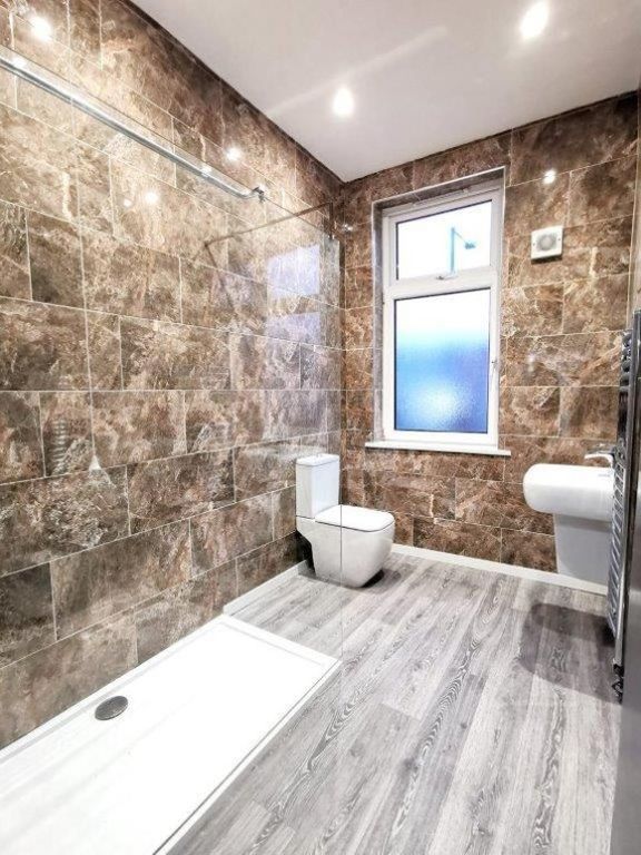 Property photo 2 of 10 38 Bathroom (2).Jpg