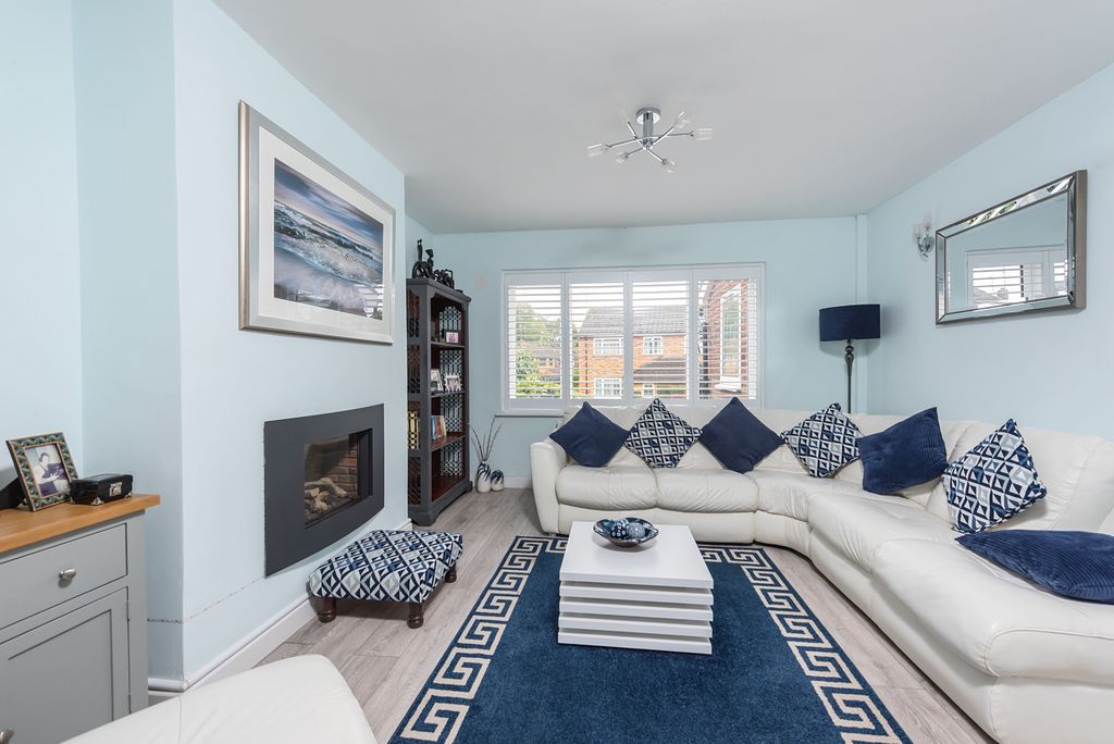 Property photo 3 of 11 17 York Way (8)