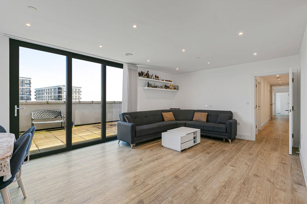 Property photo 3 of 16 Reception/Kitchen