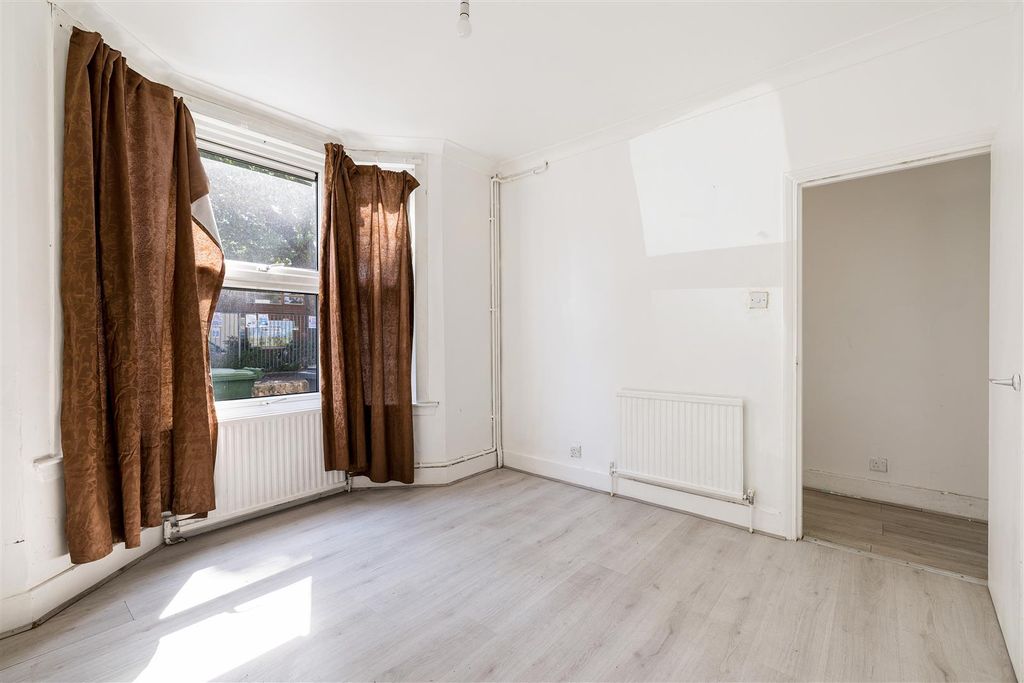 Property photo 2 of 11 Queens Road, E17