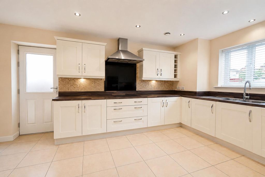 Property photo 2 of 12 Kitchen.Png