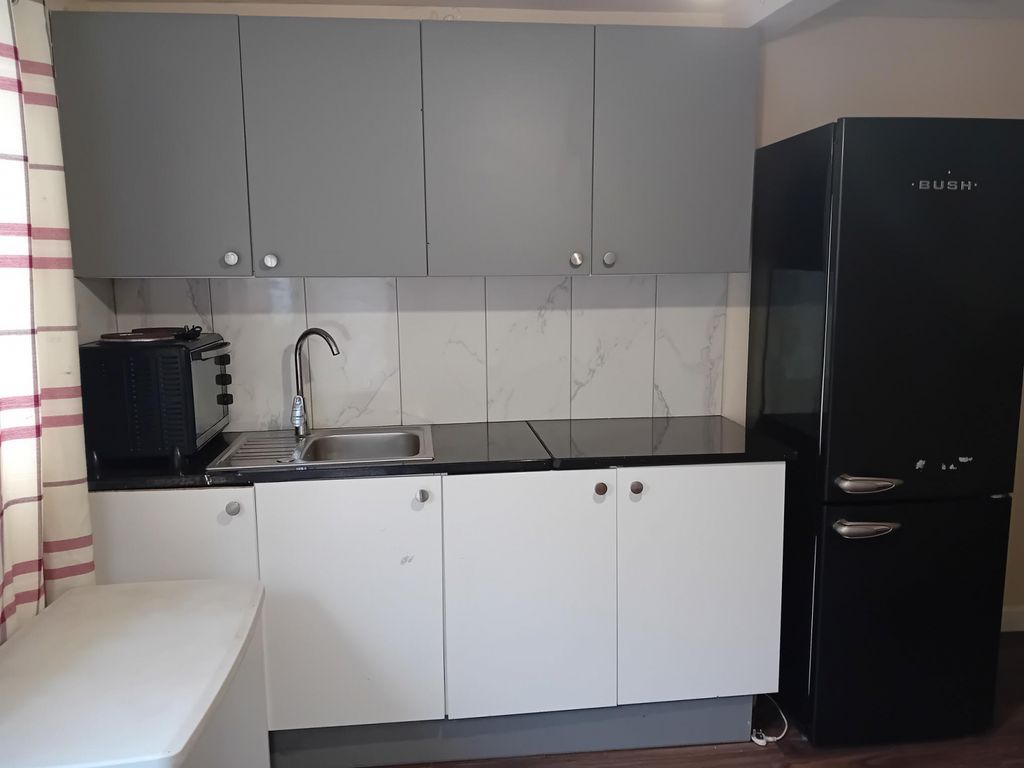 Property photo 2 of 6 Kitchenette