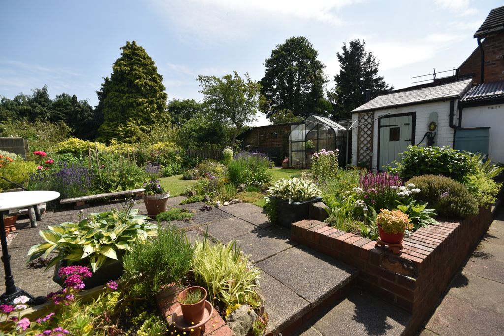 Property photo 2 of 18 Garden