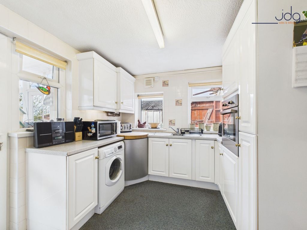 Property photo 3 of 16 Kitchen