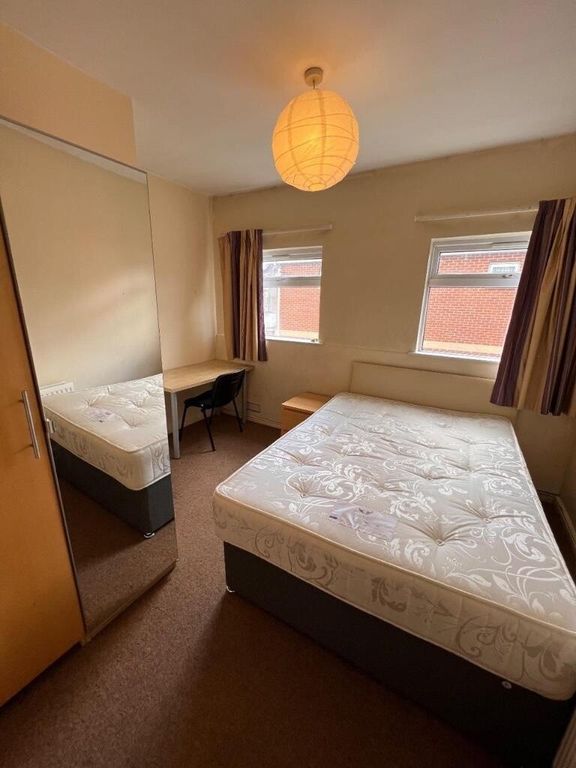Property photo 3 of 15 Bright Double Bedroom Featuring A Comfortable Doub...