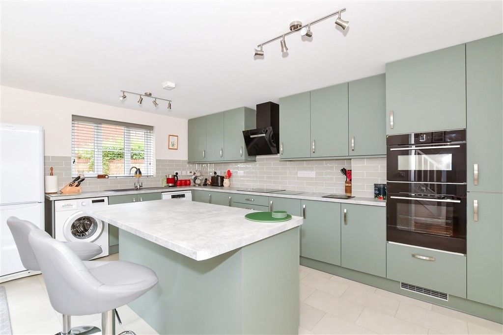 Property photo 3 of 11 Kitchen
