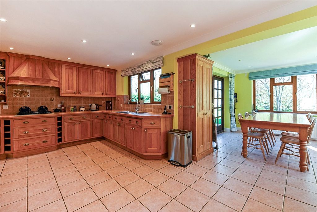 Property photo 2 of 14 Kitchen/Breakfast