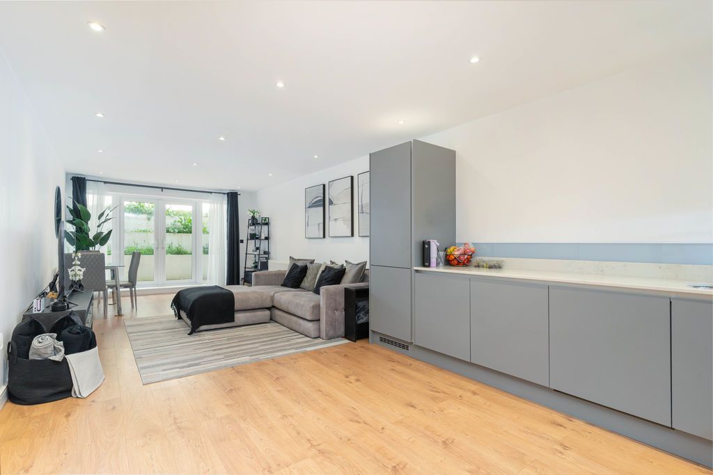 Property photo 1 of 14 Photo 10