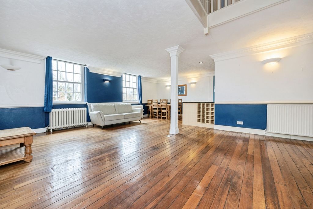 Property photo 3 of 20 Lounge