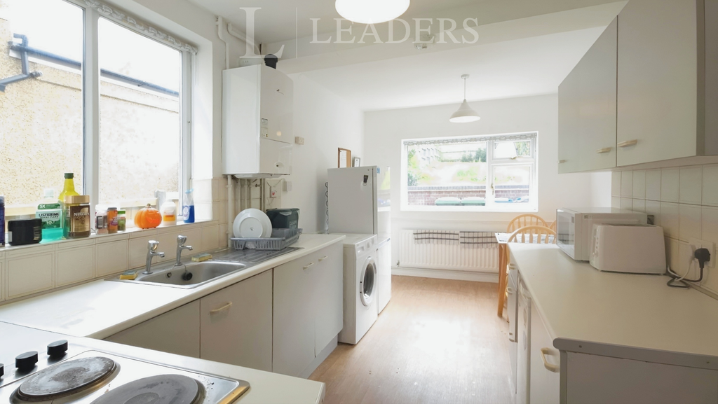 Property photo 3 of 9 Kitchen