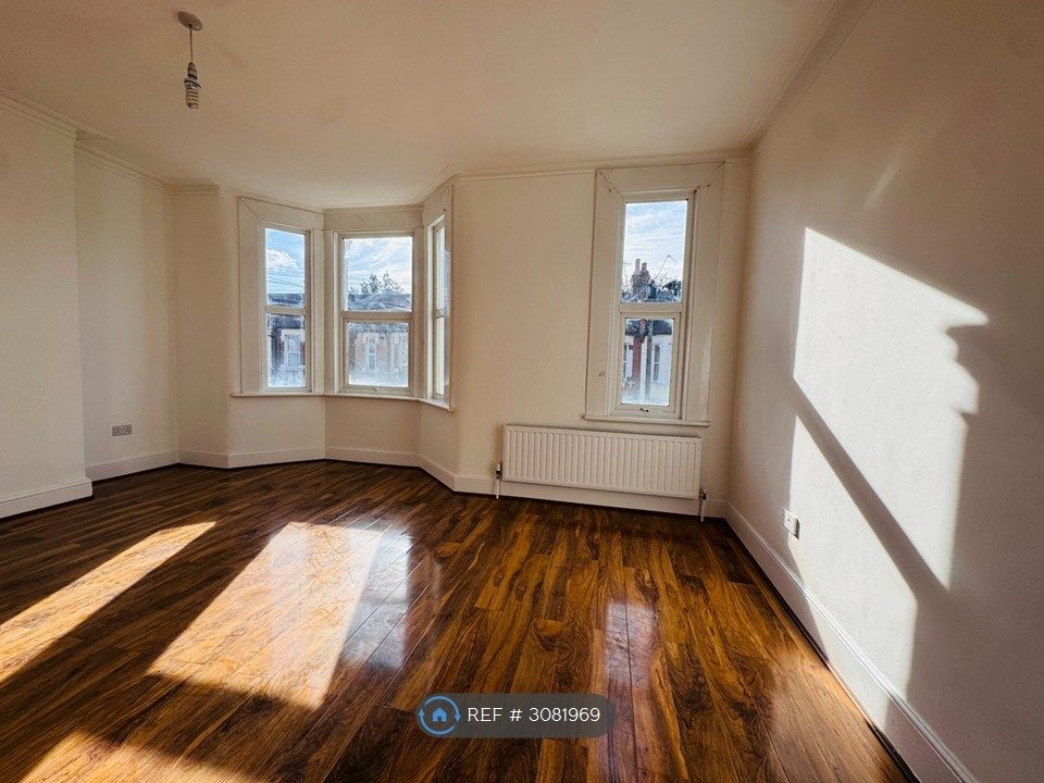 Property photo 1 of 6 Main Bedroom